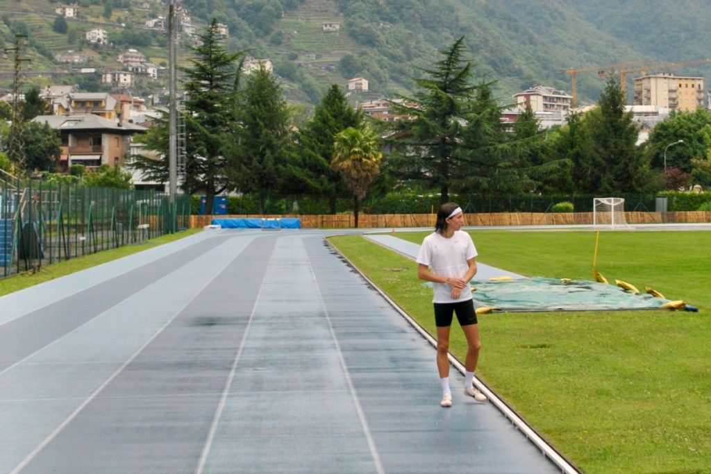 Elias Nussbaumer auf Running Track in Afrika