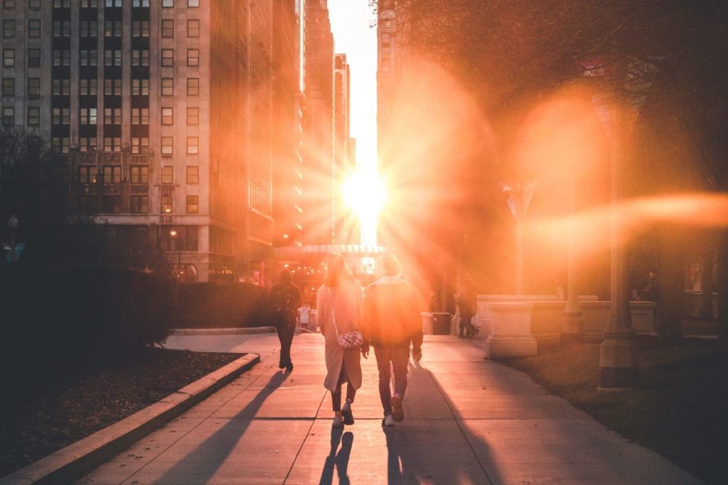 Sonnenaufgang in Häuserschlucht