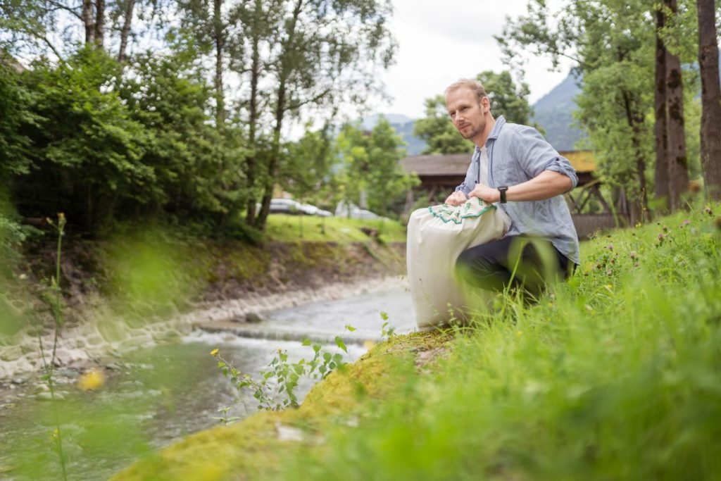 Mann in der Natur mit Lokosana® Reiseset