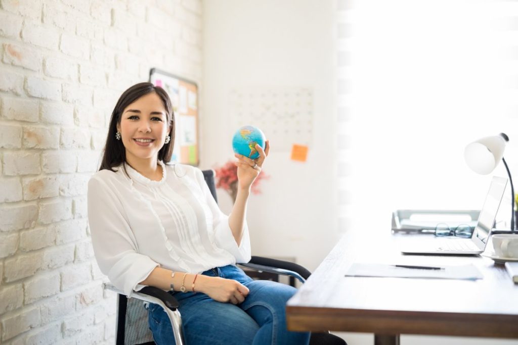 Frau im Büro lacht